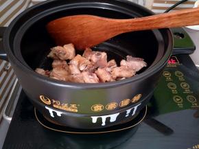 炒到冰糖化开呈金黄色的时候，迅速倒入排骨翻炒，均匀的裹上一层糖色