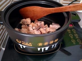 炒到冰糖化开呈金黄色的时候，迅速倒入排骨翻炒，均匀的裹上一层糖色