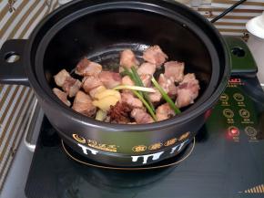 加入适量姜葱，放两颗八角炒香