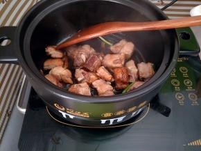 下入料酒炒香，再加入生抽和老抽炒匀