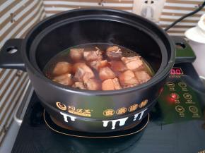 加适量水没过排骨，大火烧开后转中火煲20分钟