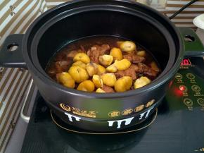 下入板栗，煲至板栗变软