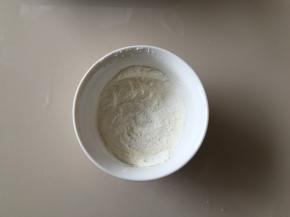 提前来准备撒在表面的雪花粉：细砂糖用磨粉机磨成粉状，加入奶粉，混合均匀即可