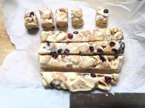 雪花酥温热以后取出切块