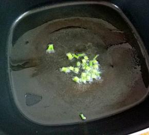 热锅冷油，下葱花煸香。