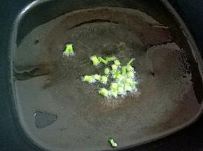 热锅冷油，下葱花煸香。