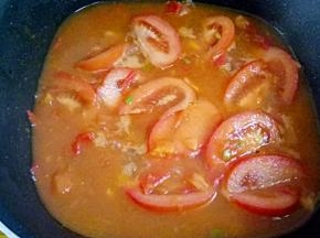 加少许水微煮，加盐，白糖调味。