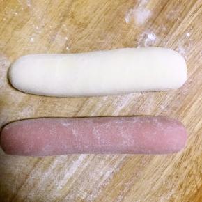 排气后均分成两份，其中一份加入少许红曲粉揉匀