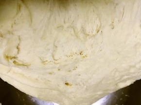 发好的面大概原来的1.5倍到2倍大，有蜂窝状空洞