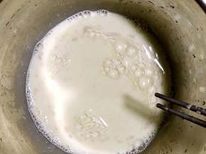 牛奶中加入酵母搅拌均匀