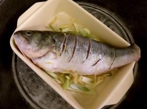 开水入锅蒸8分钟左右，关火虚蒸3分钟