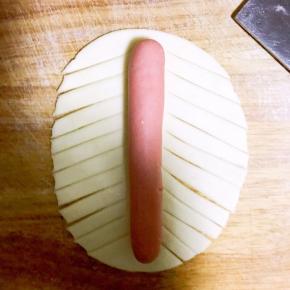 斜切成条状，每边大概切十下左右，不要切太多刀，太密集最后花纹不好显示