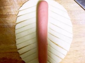 斜切成条状，每边大概切十下左右，不要切太多刀，太密集最后花纹不好显示