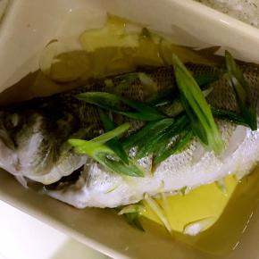 挑出姜丝，鱼身上撒少许葱丝，将热油浇到葱丝上