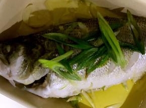 挑出姜丝，鱼身上撒少许葱丝，将热油浇到葱丝上