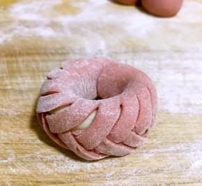 围成圆圈，接口处沾少许水搭接