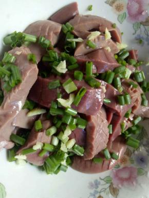 猪腰洗净从中间切开去掉中间的腺体组织，用淘米水泡5分钟后切出腰花，放入葱姜；