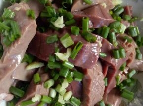 猪腰洗净从中间切开去掉中间的腺体组织，用淘米水泡5分钟后切出腰花，放入葱姜；