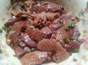 加入黄酒、海鲜酱、生抽、腌制20-30分钟；