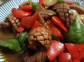 炒锅倒入玉米油加热，把腌制好的腰花倒入锅中快速翻炒，加入少许白砂糖，少许老抽，少许盐继续翻炒，接着加入切好的洋葱、青椒、红椒，加入少许温水稍微炒一会撒些白胡椒粉即可。