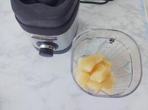 把柚子肉和纯净水倒入杯体中