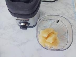 把柚子肉和纯净水倒入杯体中