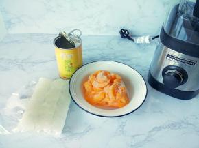 把黄桃果肉取出来，切成小块，再把糖水倒入冰袋里，果肉和糖水一起冷冻8小时