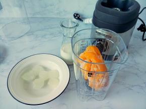 把果肉，冰块，酸奶一起倒入料理杯中，如果酸奶很稠就多加几块冰块