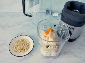 再把燕麦也倒入料理杯中