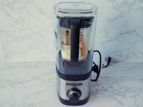 把料理杯装上，罩上静音罩，启动机子，从1档慢慢开到10档， 这款思慕雪有点稠，要口感细腻点，就10档打个3分钟