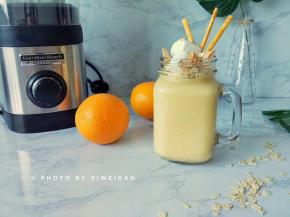 装饰点点缀，这款黄桃燕麦思慕雪就完成了。 非常简单，但是一切功劳还是汉美驰帮的忙！