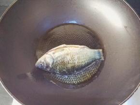 热锅后倒入麻油，烧热后下鲫鱼