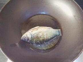 热锅后倒入麻油，烧热后下鲫鱼