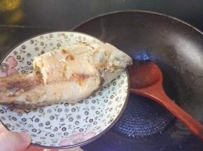 把鲫鱼煎至两面焦黄，盛出备用