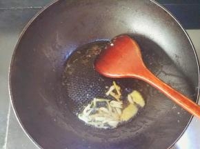 再在锅里倒入适量麻油，爆香蒜姜