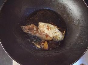 再把鲫鱼倒入，煎一小会，倒入适量白胡椒