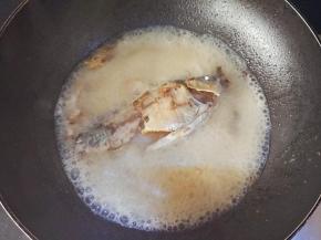 倒入热开水，开大火熬煮