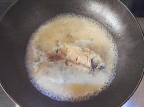 熬煮到乳白色，再加入适量的盐调味，散点葱花