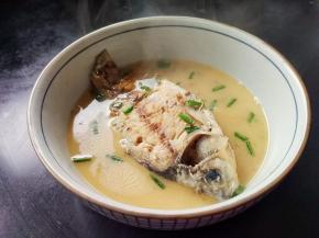 浓浓乳白色的鲫鱼汤完成，香气扑鼻，想要喝浓汤就要破壁机帮忙