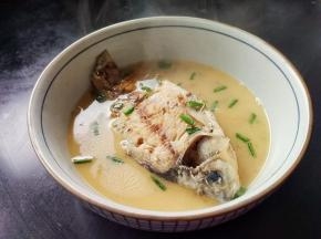 浓浓乳白色的鲫鱼汤完成，香气扑鼻，想要喝浓汤就要破壁机帮忙