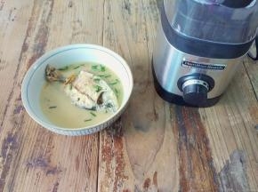 鲫鱼汤微微凉晾，这样保护料理杯