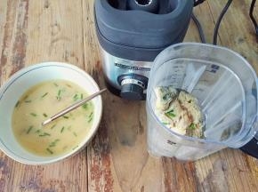 把鲫鱼整条放入料理杯中，不喜欢鱼头的话，可以剔除，汉美驰这款破壁机能把鱼头打的细碎，不担心！