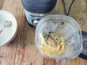 再把热汤倒入料理杯中，葱姜蒜不用挑掉，全部倒入一起搅打