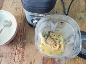 再把热汤倒入料理杯中，葱姜蒜不用挑掉，全部倒入一起搅打