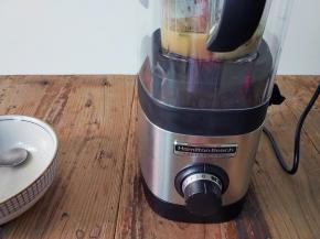 把料理杯装上，罩上静音罩，启动机子，从1档开始加档