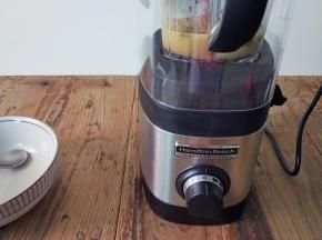 把料理杯装上，罩上静音罩，启动机子，从1档开始加档