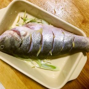 盘底铺适量葱姜蒜丝