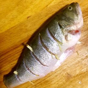 将姜丝塞入鱼肚，鱼嘴及鱼身开口处腌制十五分钟