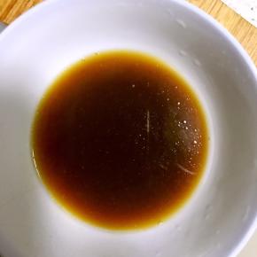 将蒸鱼出来的汤汁倒入一个碗中加入适量生抽搅拌均匀