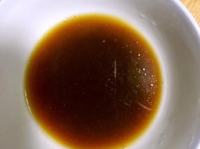 将蒸鱼出来的汤汁倒入一个碗中加入适量生抽搅拌均匀